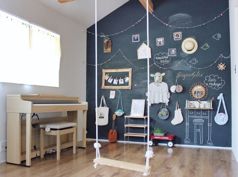 dormitorio con pared de pizarra