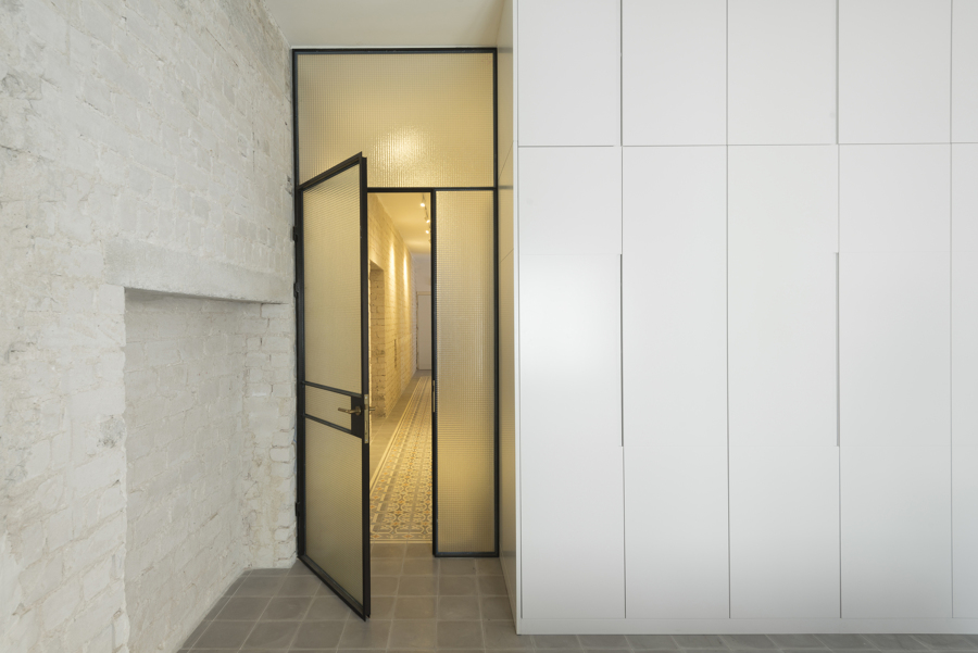 Dormitorio con puerta de vidrio