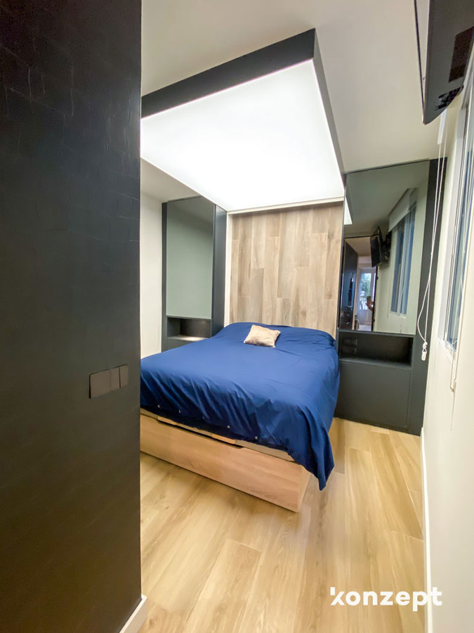 Dormitorio con techo tensado