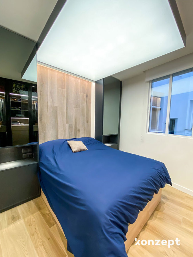 Dormitorio con techo tensado y cabecero con almacenaje