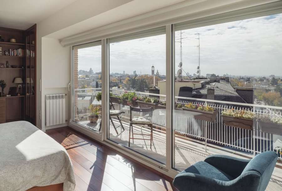 dormitorio con terraza