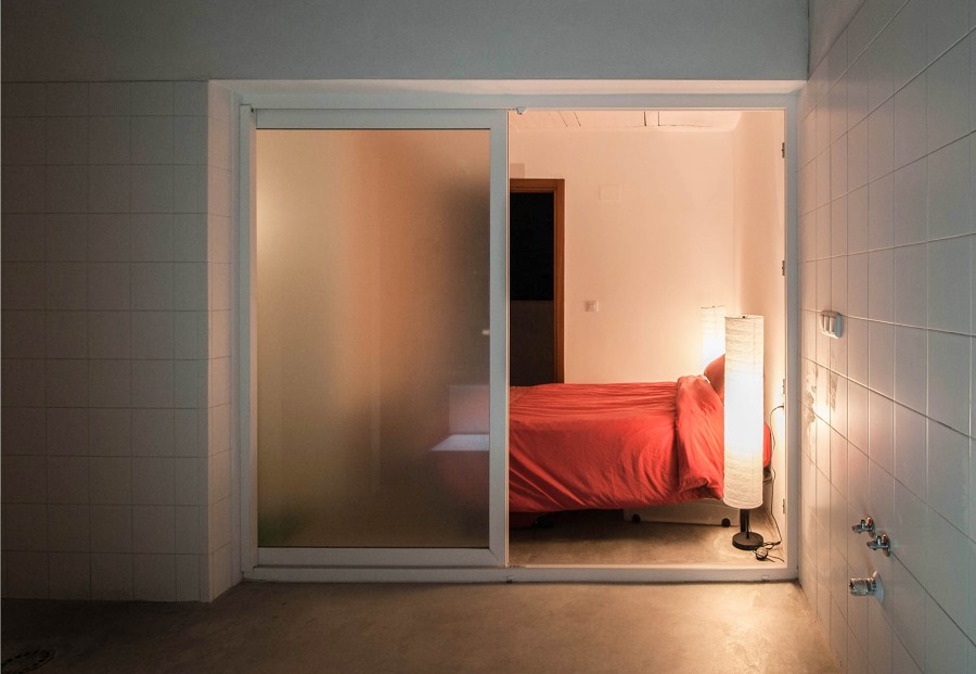 Dormitorio con vidrio translúcido