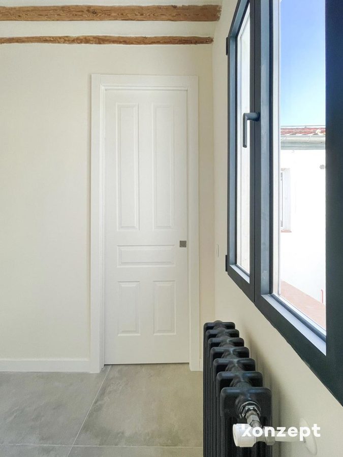 dormitorio con vigas de madera vistas