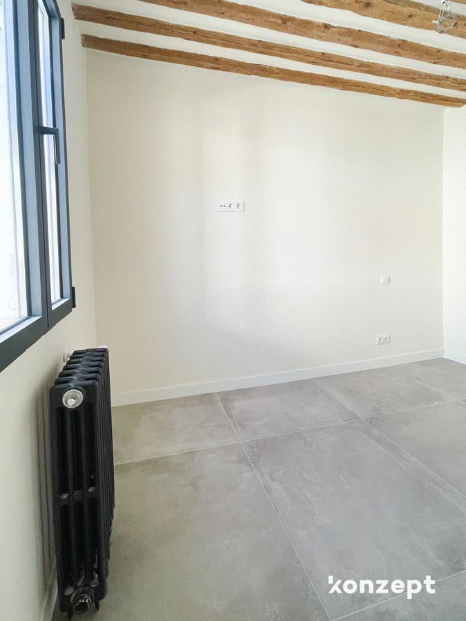 dormitorio con vigas de madera vistas