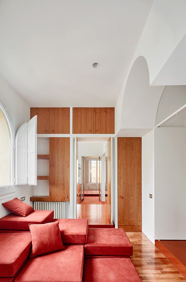 dormitorio de invitados con cojines apilables