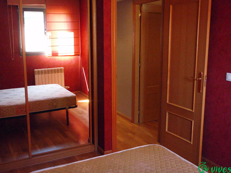 Dormitorio de matrimonio con armario empotrado