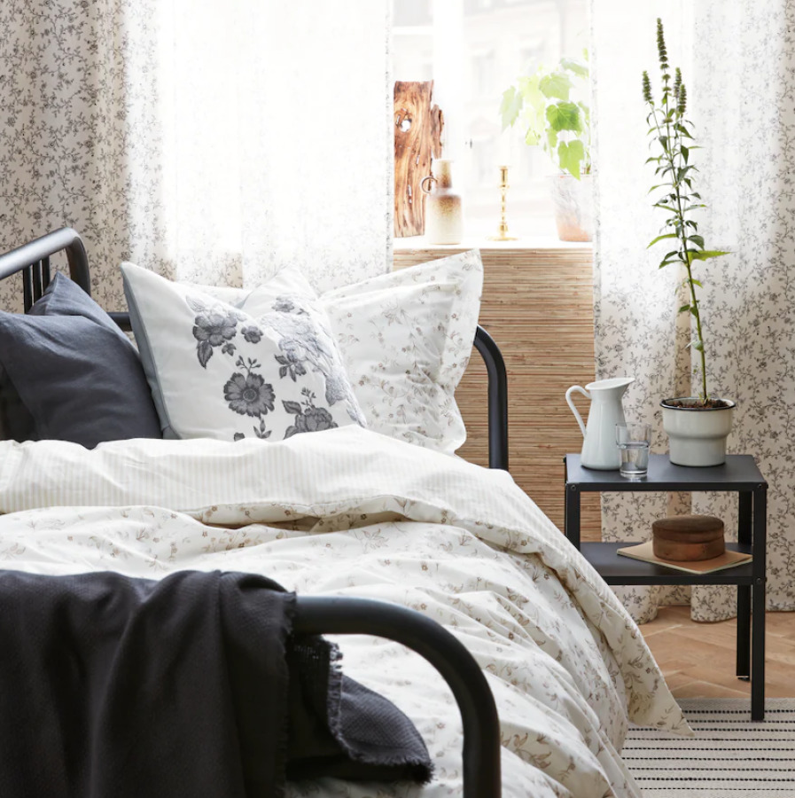 Dormitorio de verano con ropa de cama de flores.