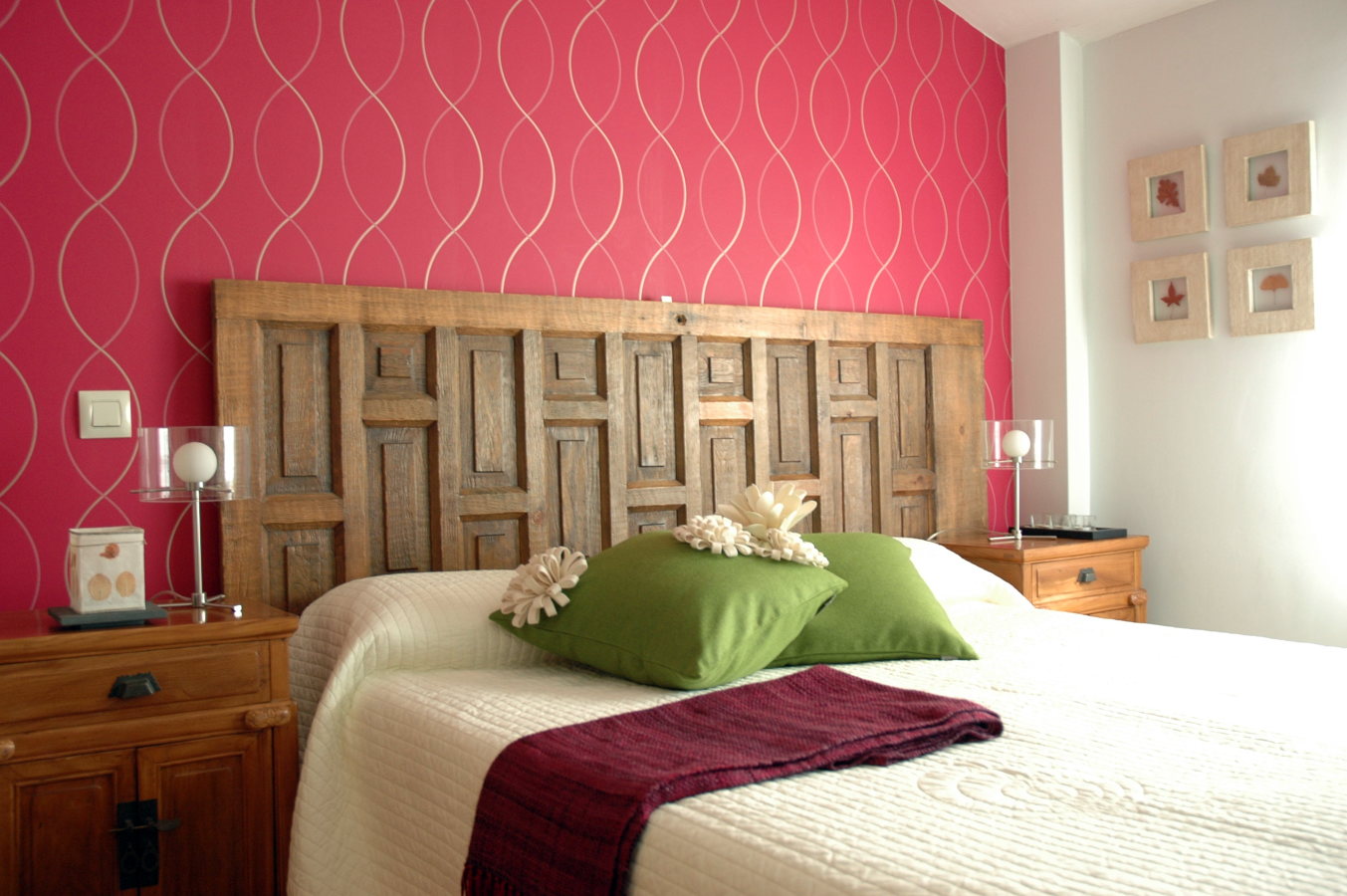 Dormitorio decorado con puerta recuperada como cabecero..