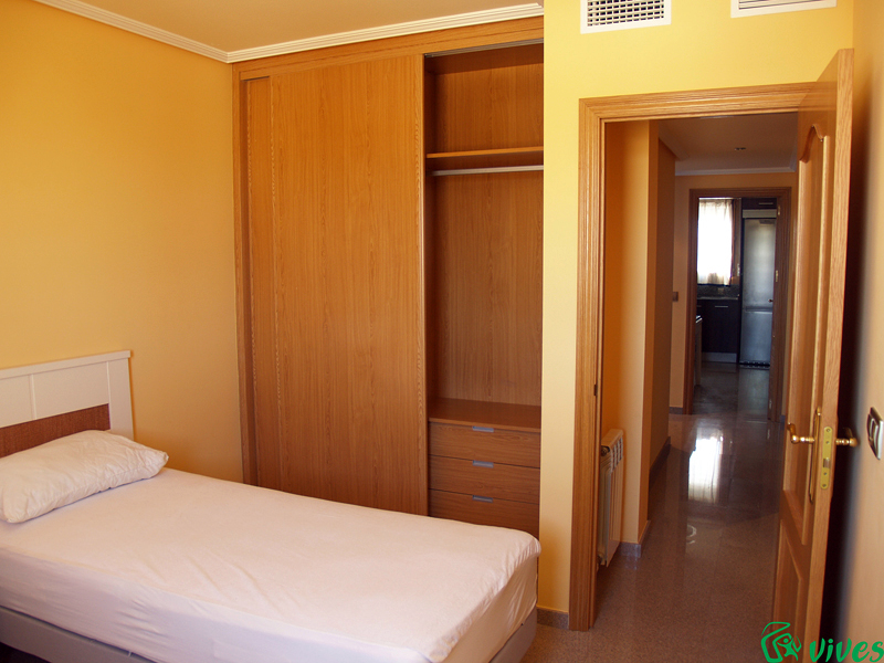 Dormitorio doble con armario empotrado en Villanueva de Gállego