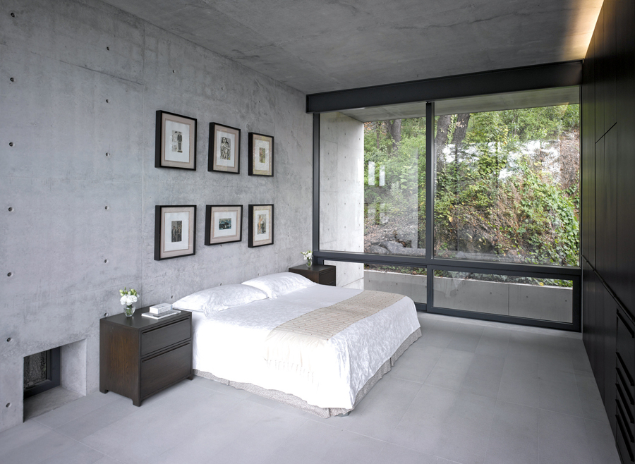 Dormitorio en hormigón armado con patio