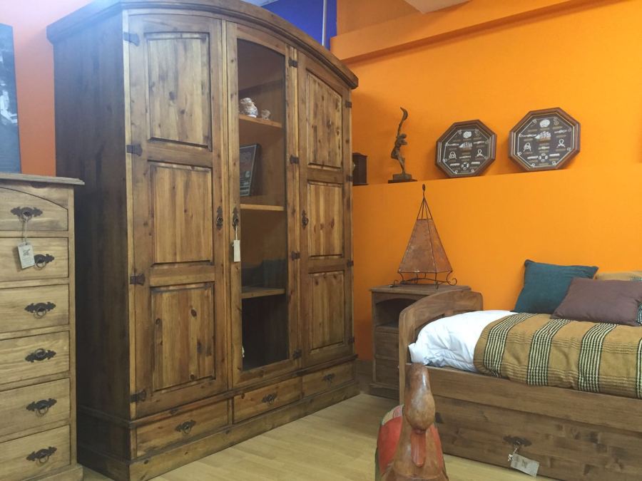 Dormitorio en pino encerado.