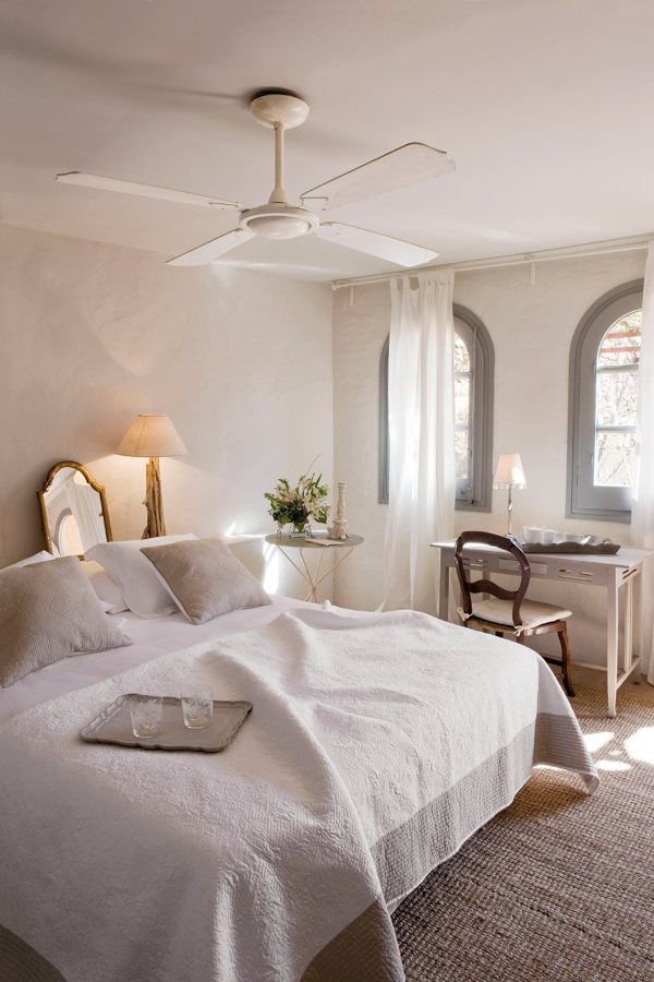 dormitorio en tonos pastel con ventilador