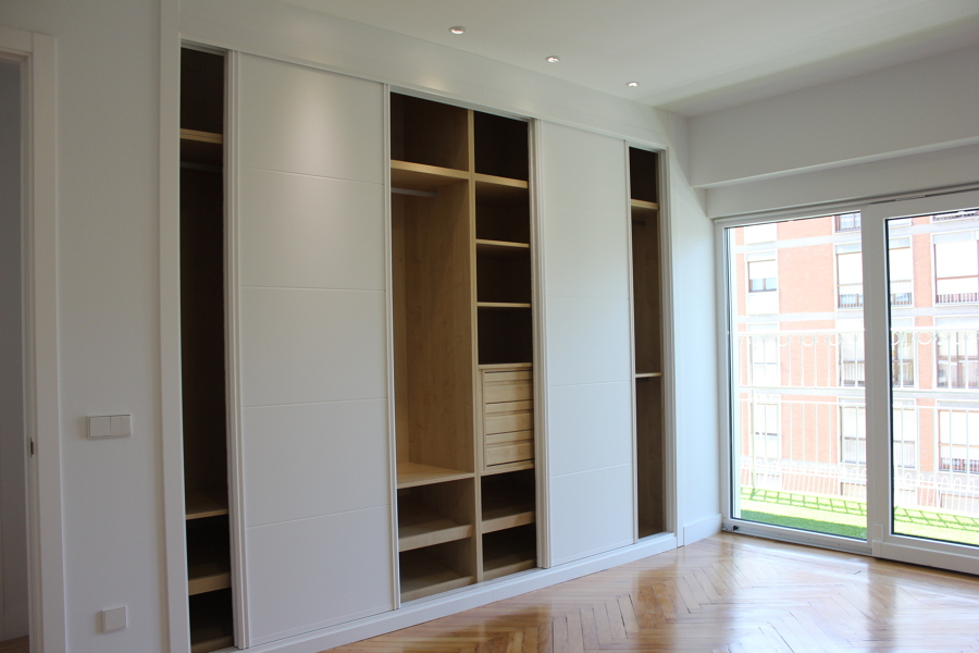 Dormitorio infantil, armario, ventana, parquet