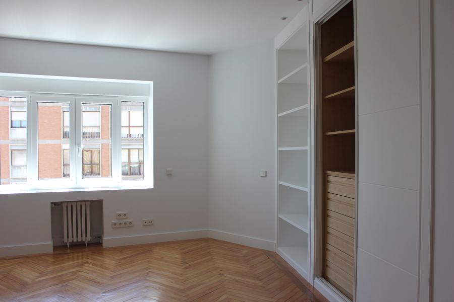 Dormitorio infantil, armario, ventana, parquet