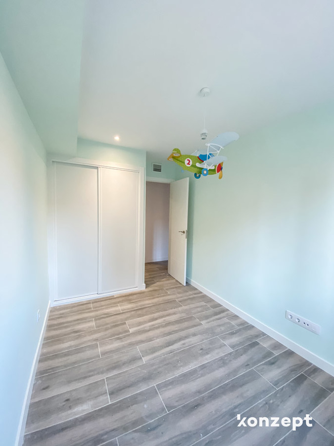 Dormitorio infantil con tonalidades cálidas en azul