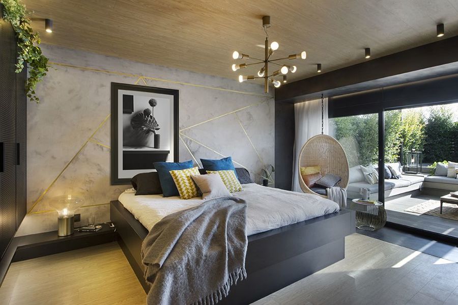 Dormitorio moderno con papel pintado con detalles dorados