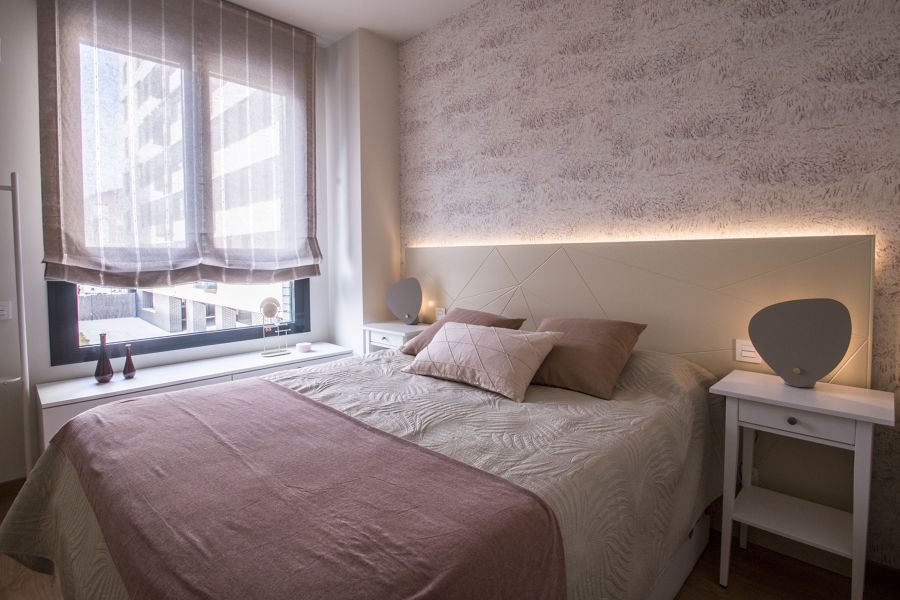 Dormitorio moderno con papel pintado e iluminación LED