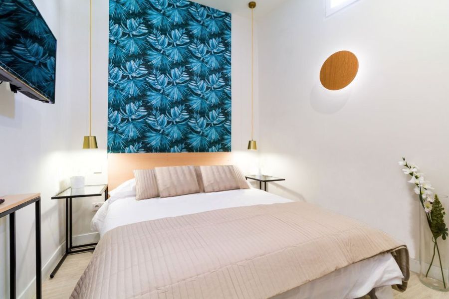 Dormitorio moderno con papel pintado en cabecero