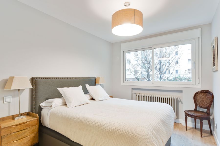 Dormitorio moderno con pared blanca