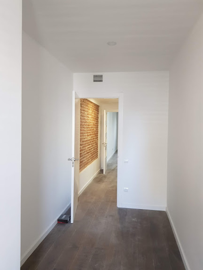 Dormitorio pequeño y pasillo con pared original vista terminados.