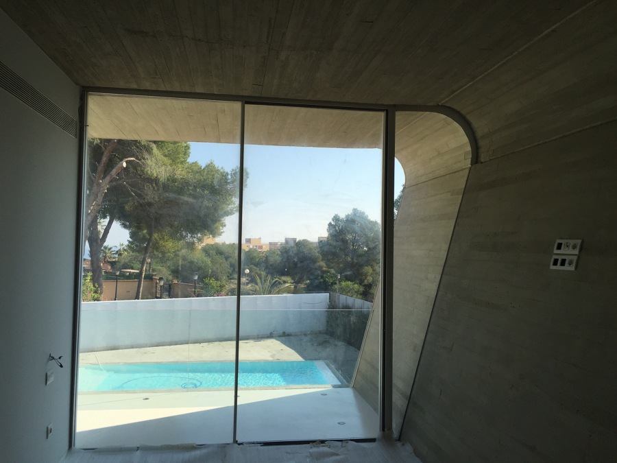 Dormitorio principal acabado interior hormigón - vidrio