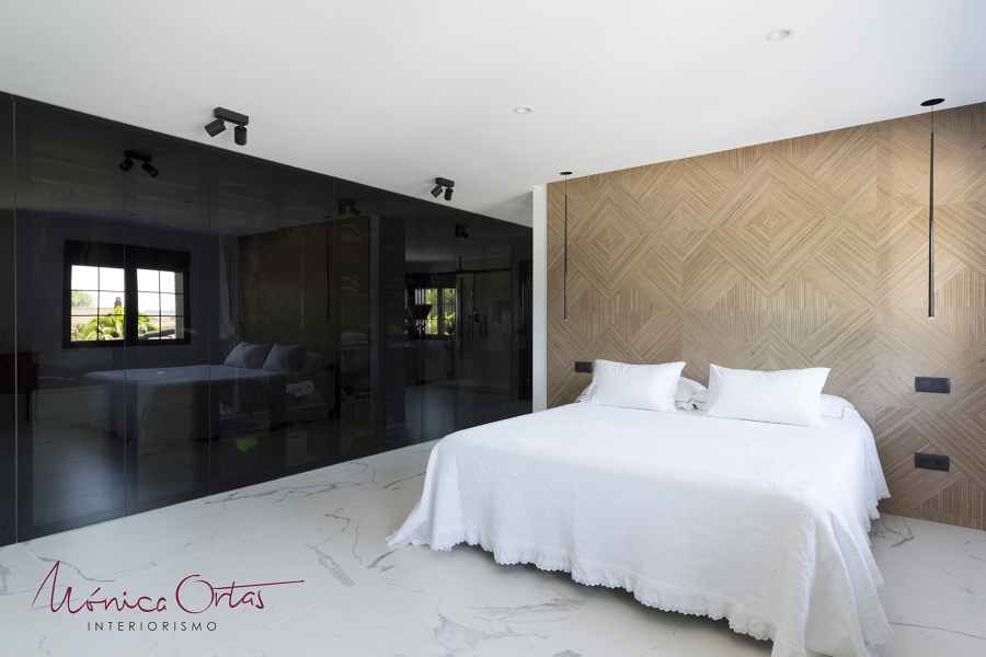Dormitorio principal con armario de cristal