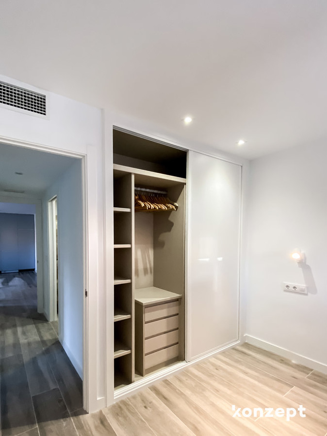 Dormitorio principal con armario y apliques en pared