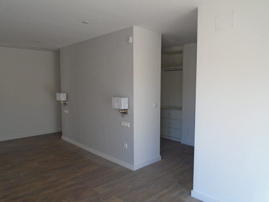 Dormitorio principal con vestidor detrás del cabecero