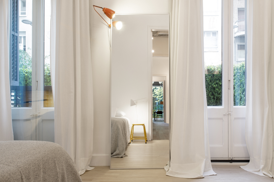 Dormitorio principal que conecta con el patio a pie de calle