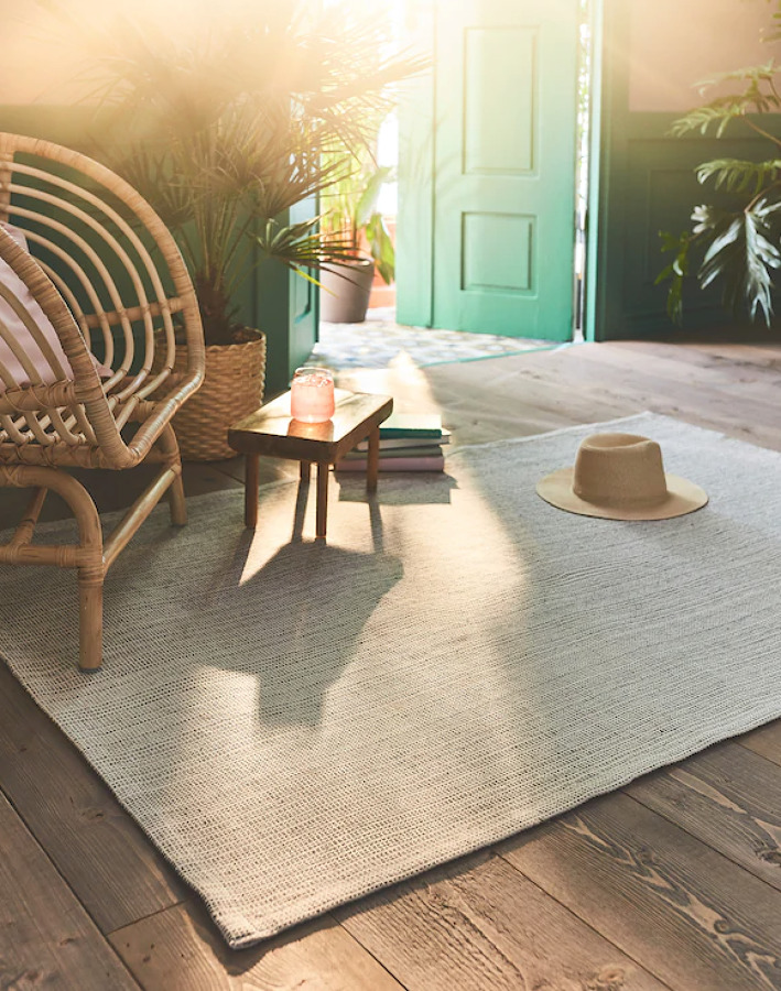 Dormitorio veraniego con alfombra de verano de IKEA.