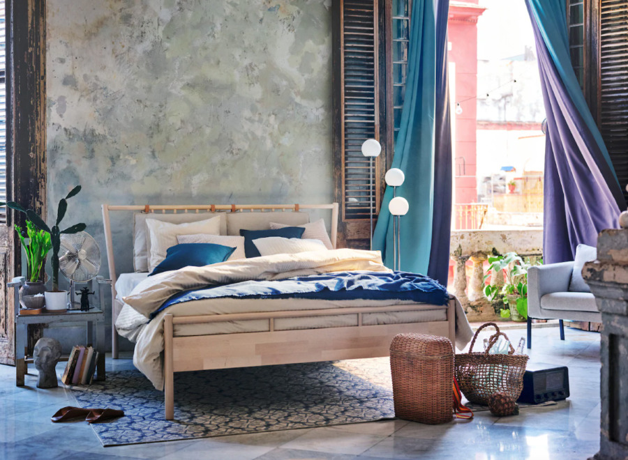 Dormitorio veraniego con ropa de cama de algodón