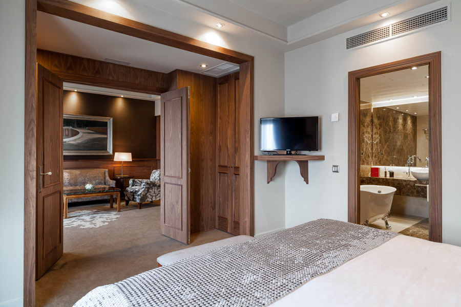 Dormitorio y baño hotel