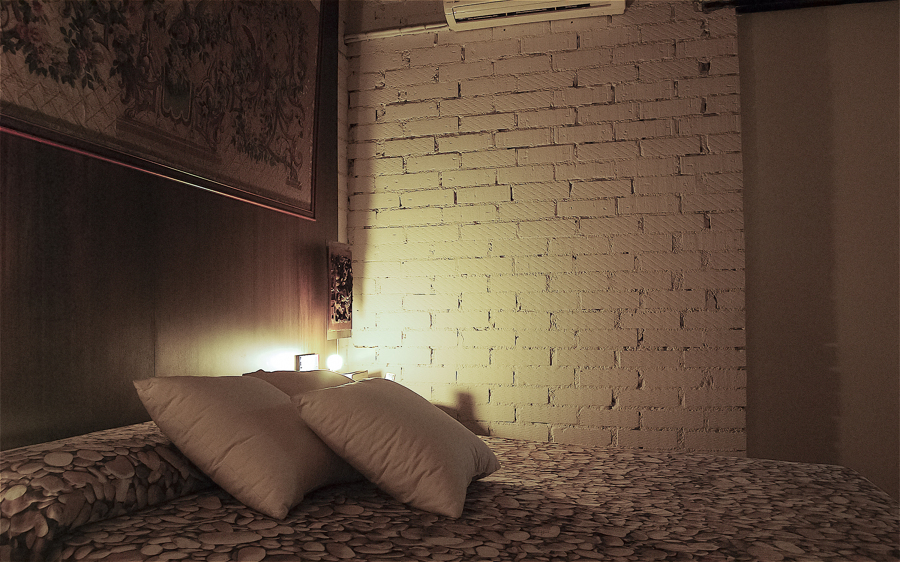 Dormitorio con ladrillo en blanco