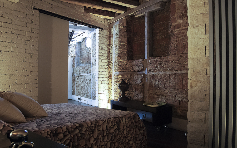 Dormitorio con ladrillo