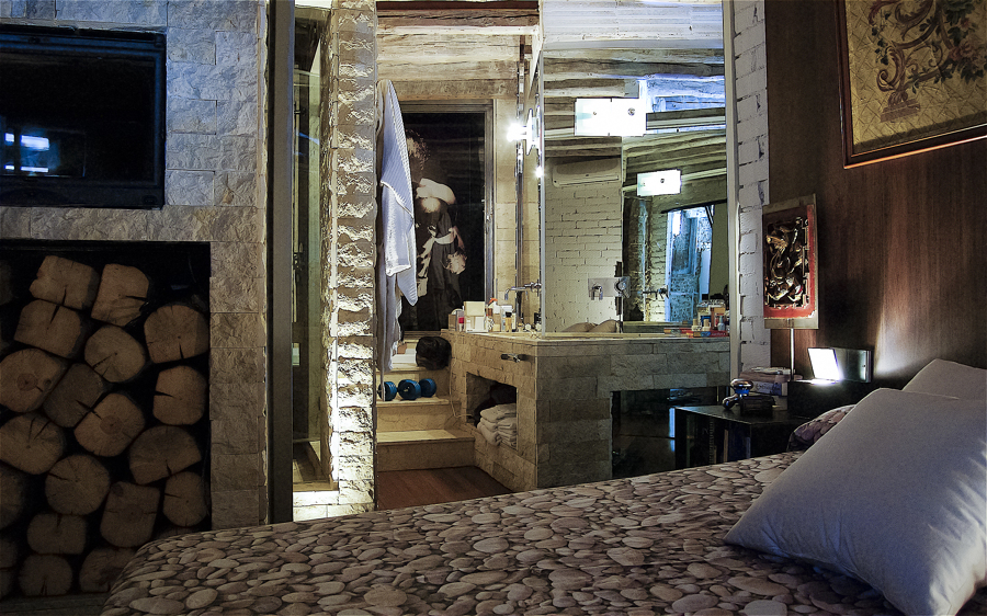 Dormitorio con madera