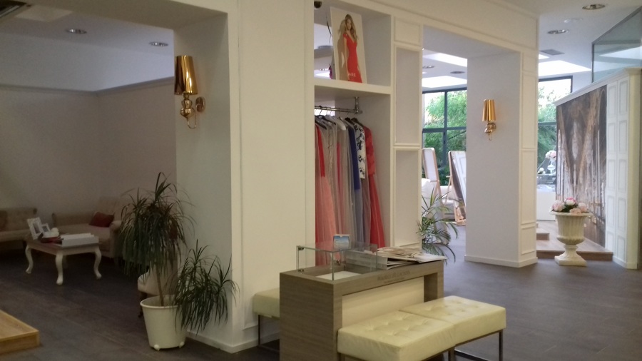 DOS ZONAS PARA PRUEBAS DE VESTIDOS