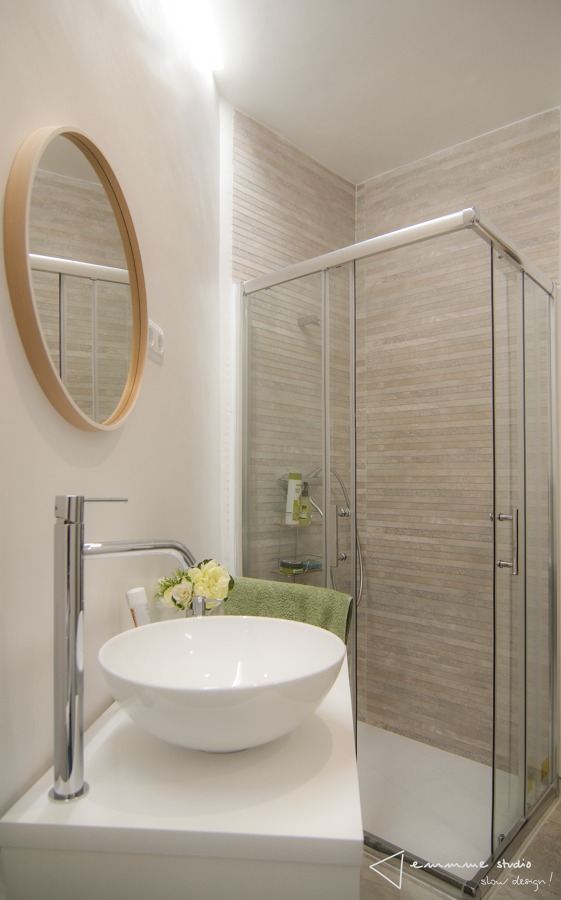 El nuevo baño de M y Lola por emmme studio: Ducha