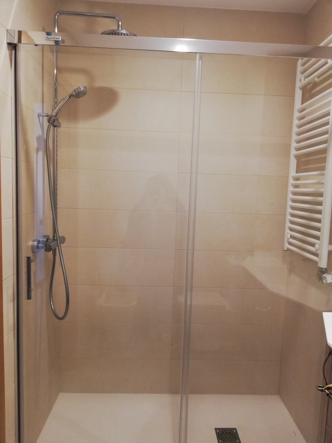 Ducha a ras de suelo y columna