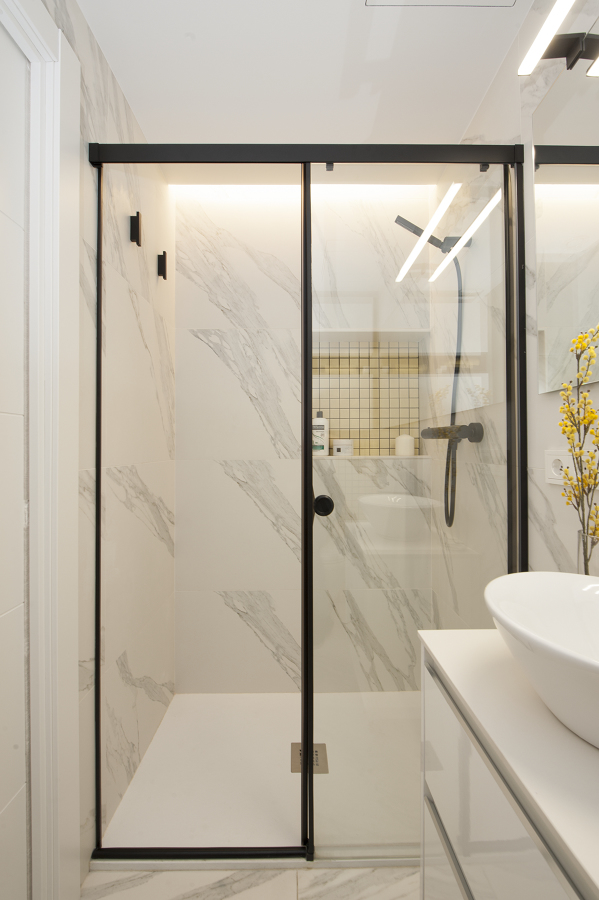 Ducha con mampara de cristal