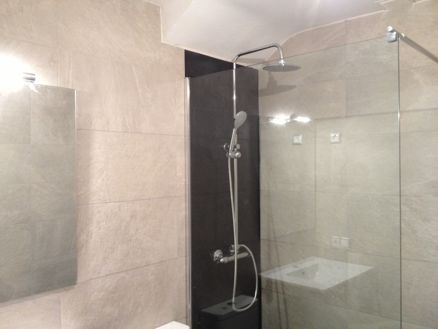 Ducha con mampara fija.