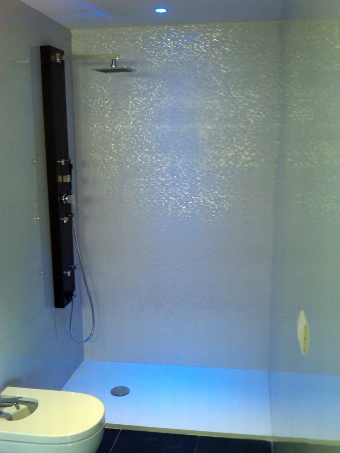 Ducha con materiales reflectantes y colorterapia en azul