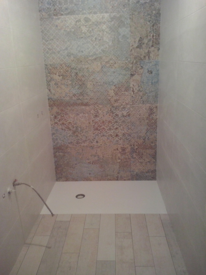 DUCHA CON MOSAICO CERAMICO EN EL INTERIOR