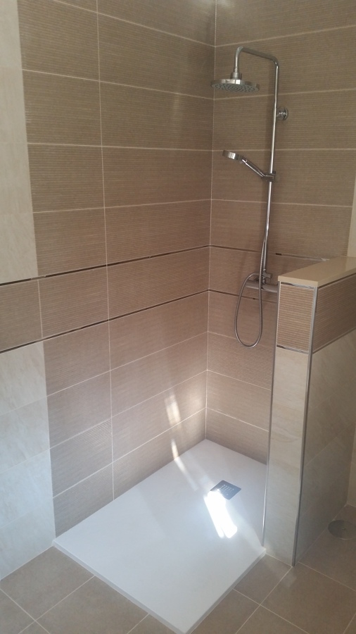 Ducha con muro de obra