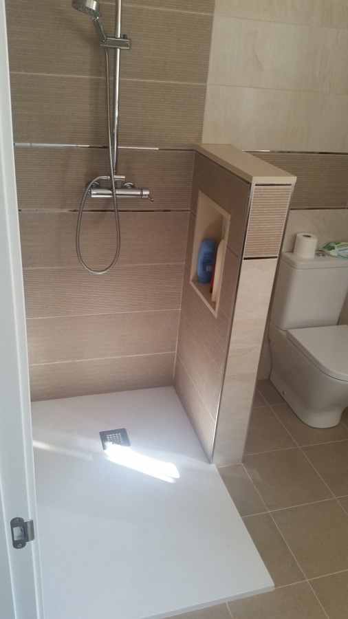 Ducha con muro de obra