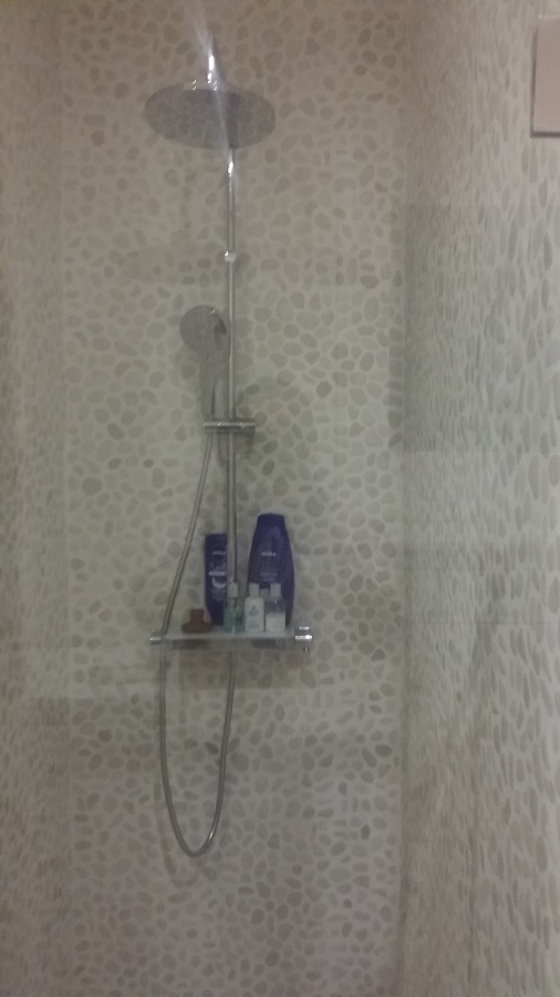 Ducha con piedra de río