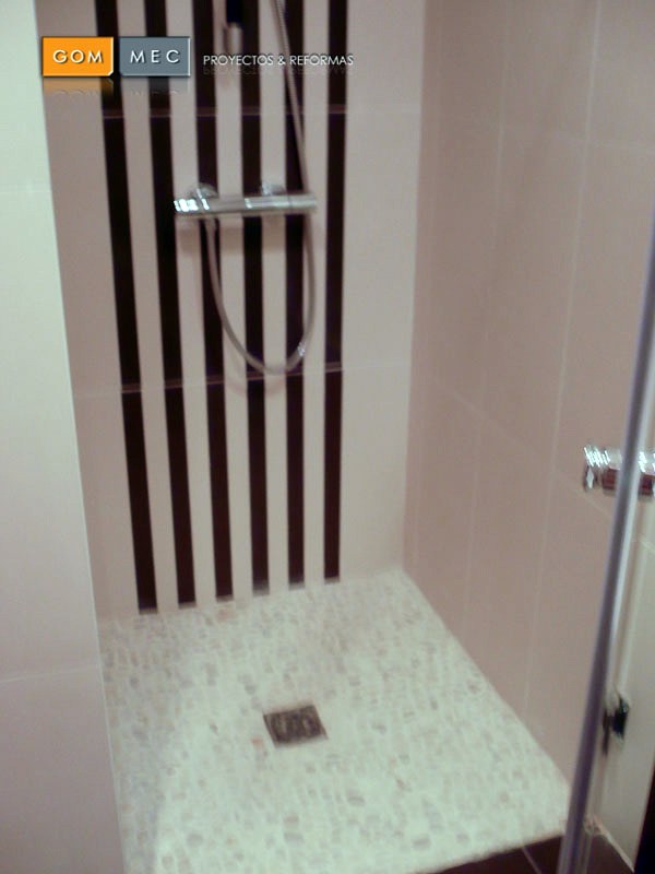 ducha con piedrecitas