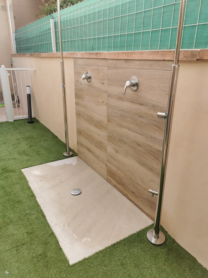 Ducha de agua caliente con plato de piedra natural