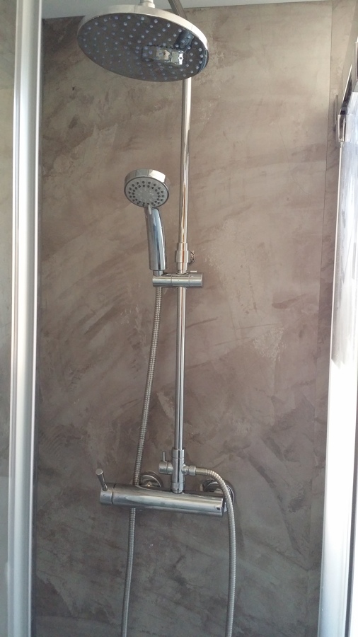 Ducha de baño y panel decorativo 