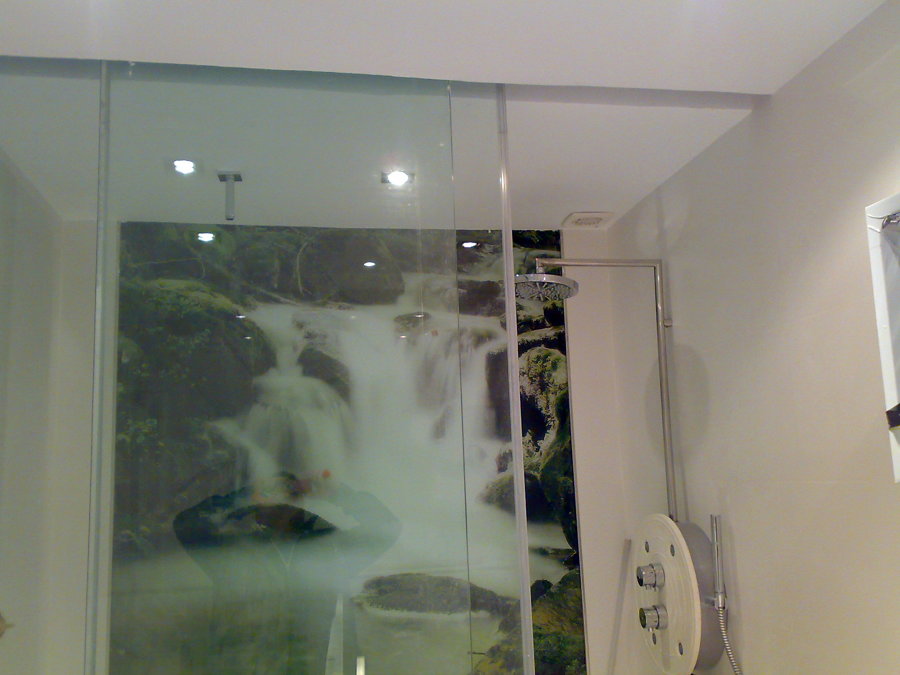 Ducha de diseño con mampara en el techo