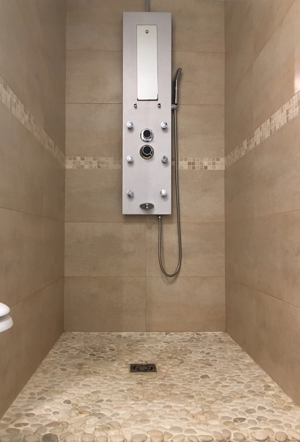 ducha de obra con suelo de piedra